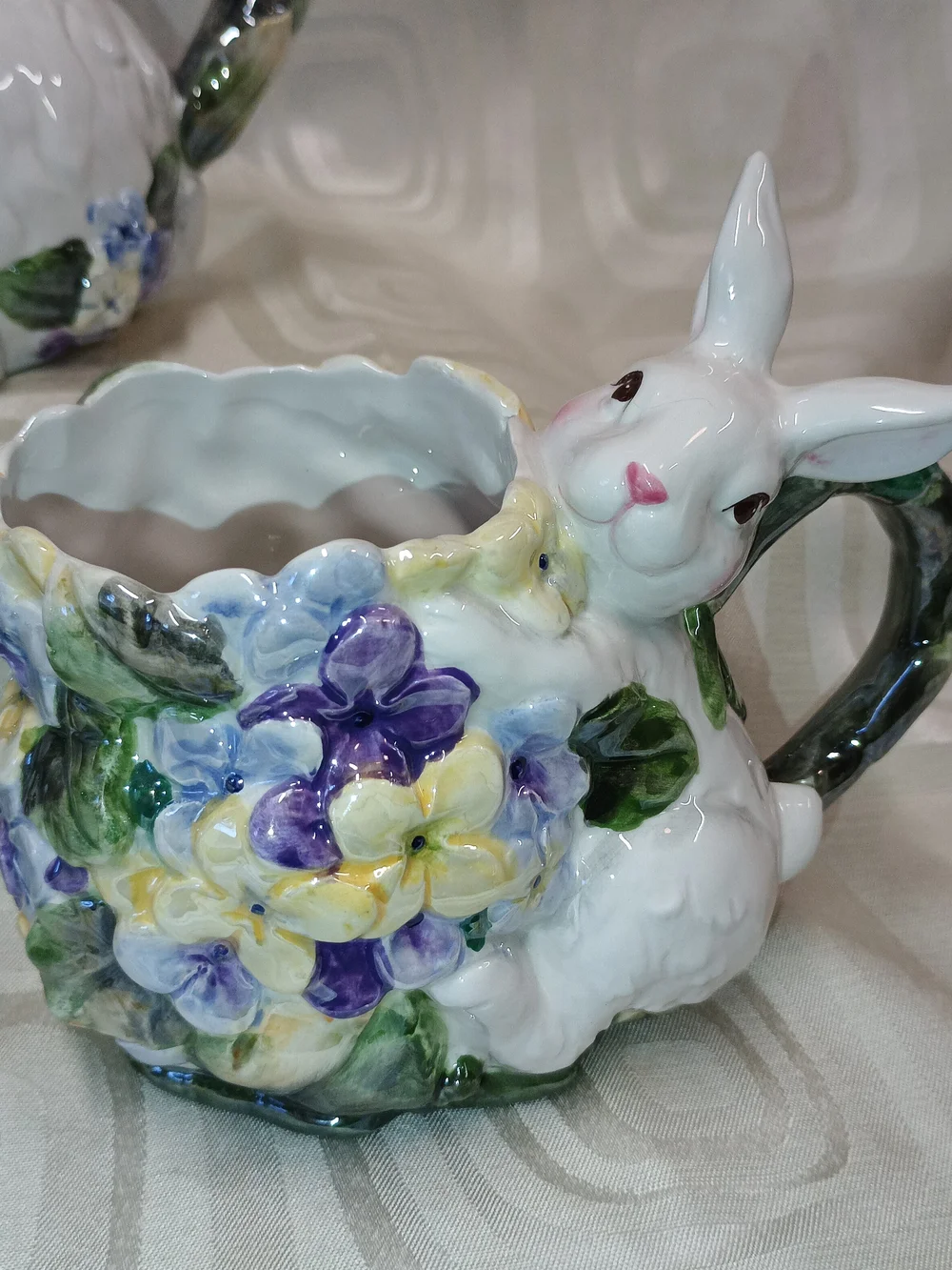 Enesco Vintage Sculpted Bunny Teapot With 2 Mathching Mugs